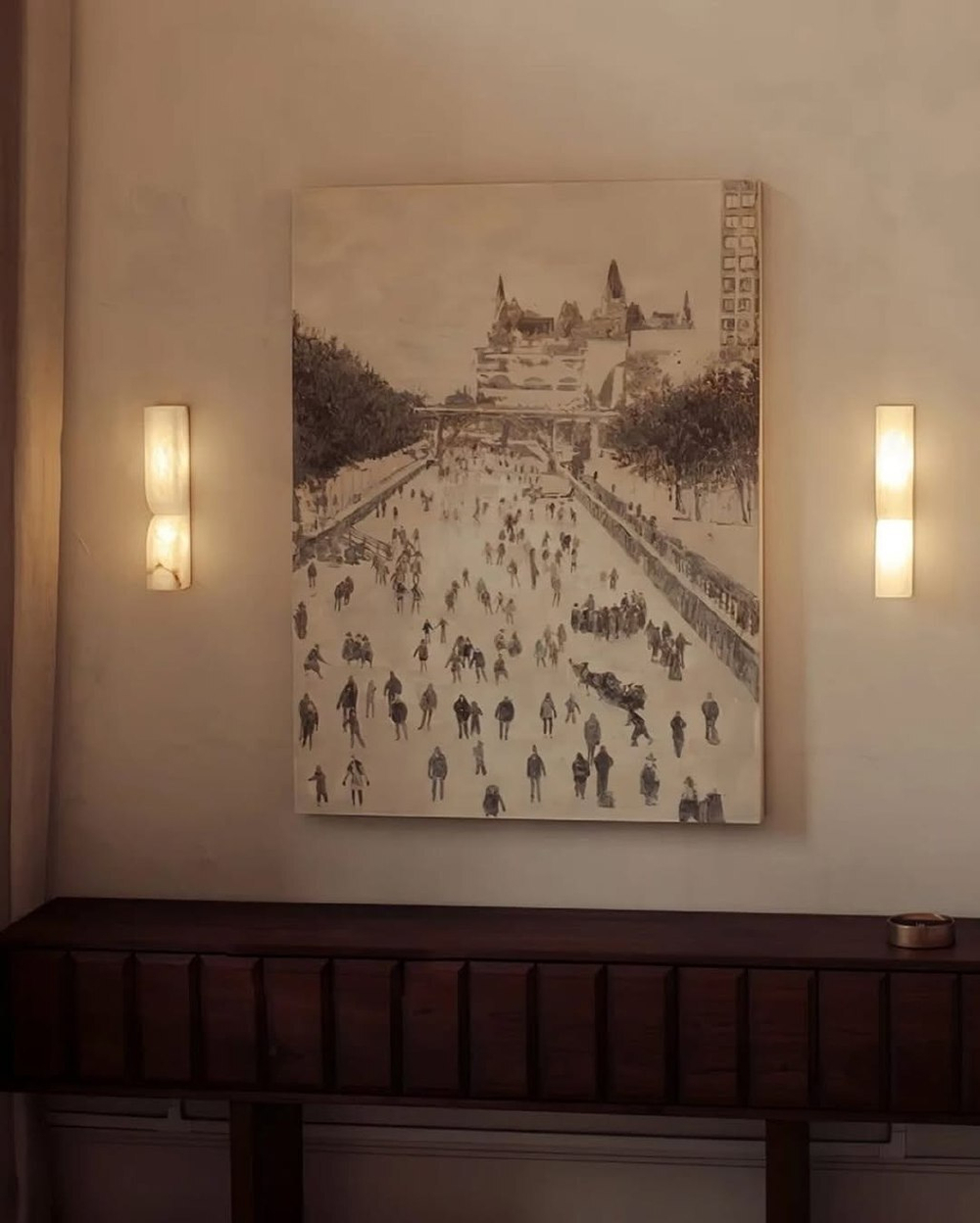 Этот светильник — вертикальный настенный бра с мягкими округлыми формами,