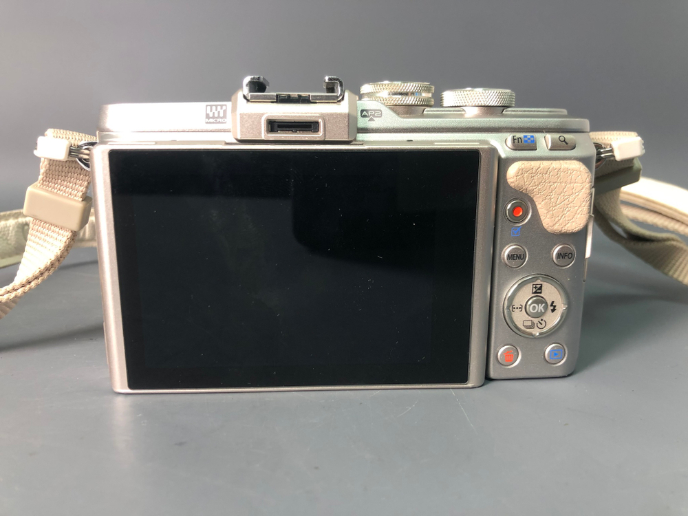 Olympus PEN E-PL8 Kit 14-42