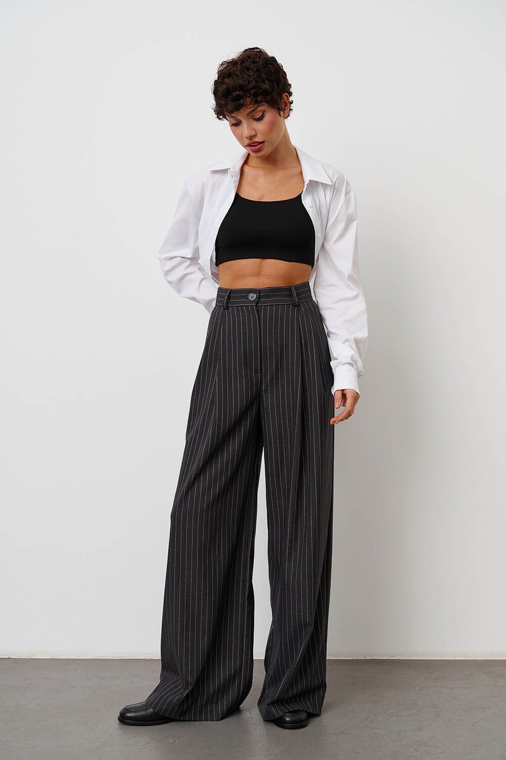 Брюки с защипами в полоску темно-серого цвета