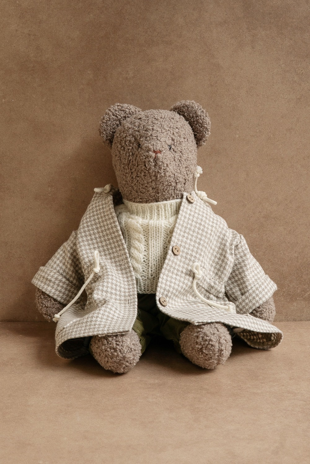 Мишка серо-бежевый в парке и молочном свитере
