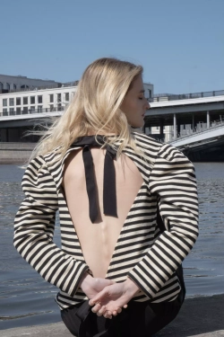 Свитшот с открытой спиной и лентами черный