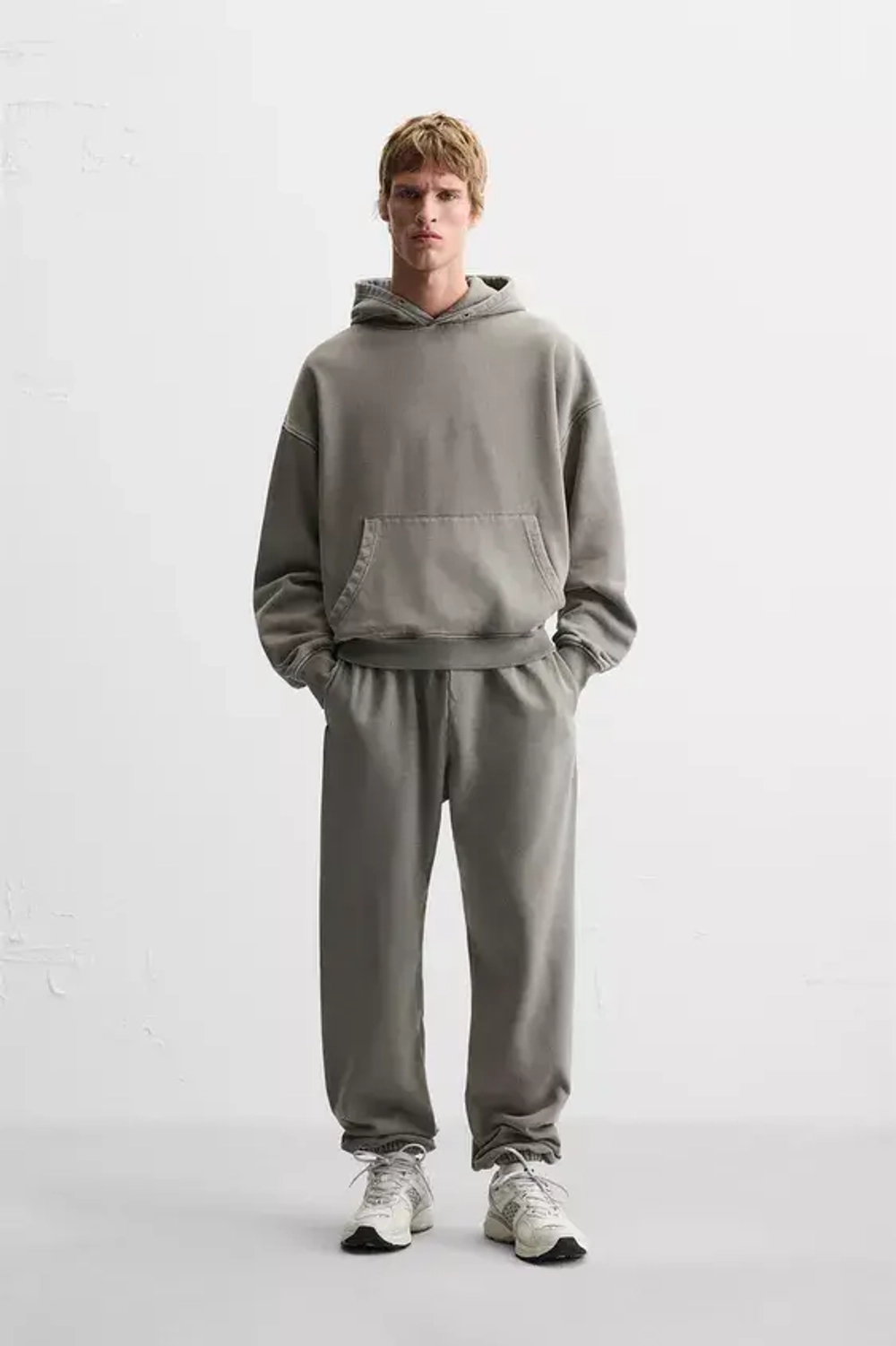 ZARA ТОЛСТОВКА BOXY FIT ИЗ ТКАНИ С ЭФФЕКТОМ ПОТЕРТОСТИ, ТЕМНО-СЕРЫЙ