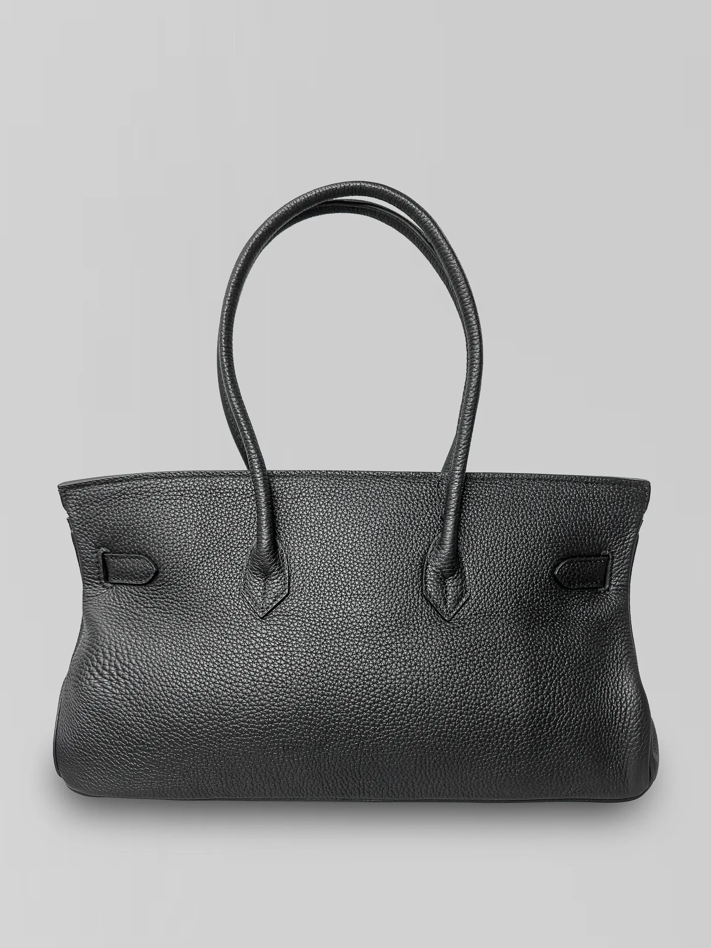 Сумка однотонная прямоугольной формы с короткими ручками и замком