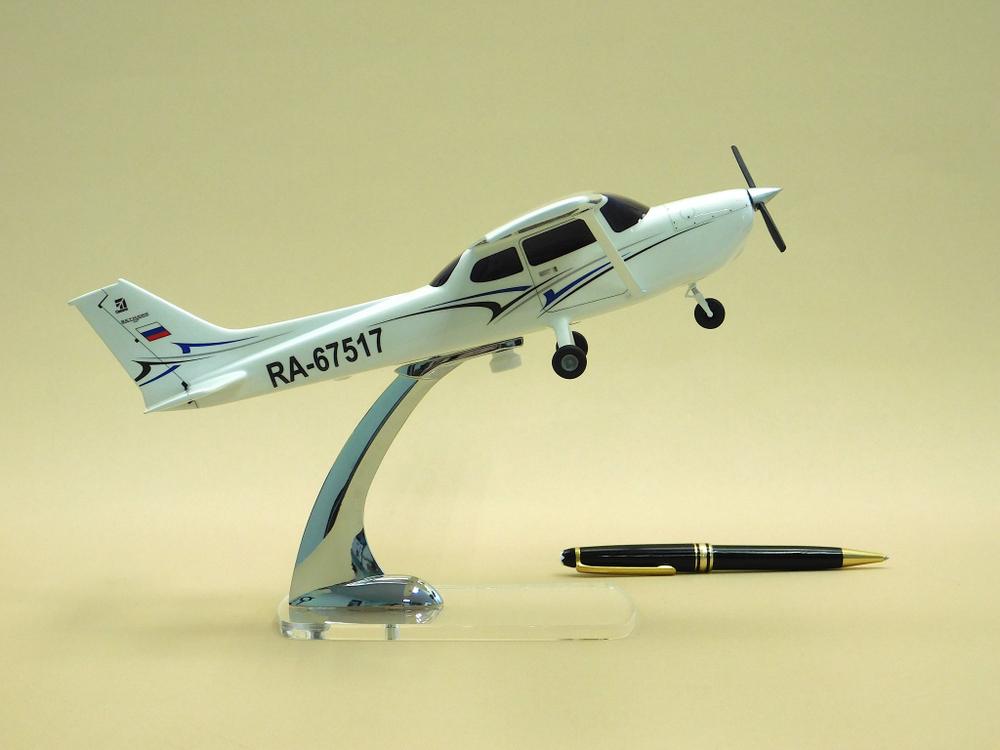 Модель самолета Cessna 172S (М1:32)