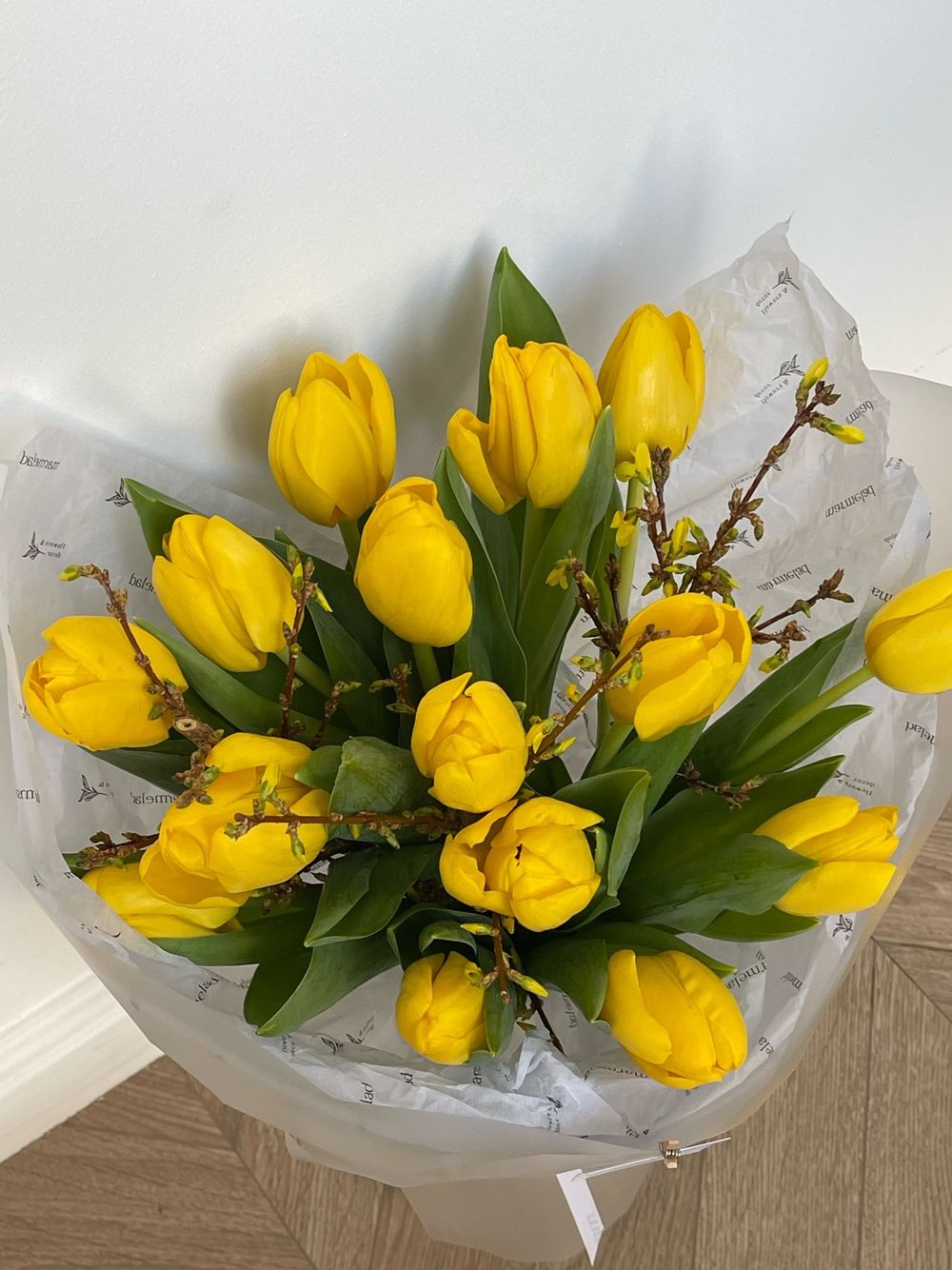 Букет из 15 желтых тюльпанов и форзиции