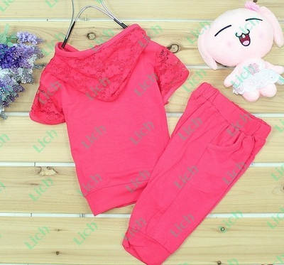 Комплект из футболки и брюк с отделкой кружевом и стразами