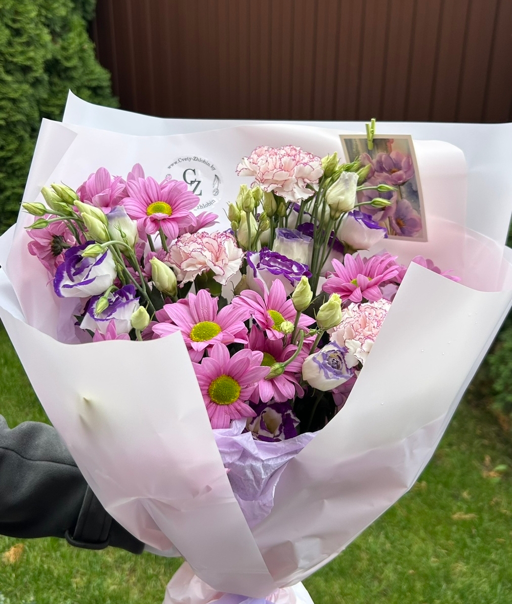 Букет с эустомой, хризантемами, гвоздикой