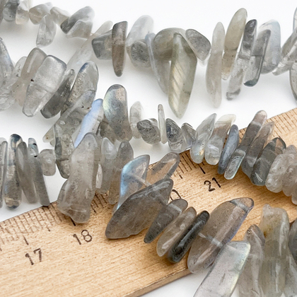 Лабрадор бусины, фриформ, размер около 2,5-4,5*12-18 мм, цена за отрезок 19 см (1/2 нити)