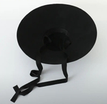 Шляпка с лентами.