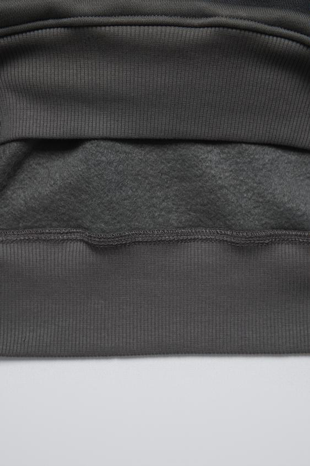 ZARA КОМПЛЕКТ ИЗ ТОЛСТОВКИ И ДЖОГГЕРОВ С НАШИВКОЙ, СЕРЫЙ