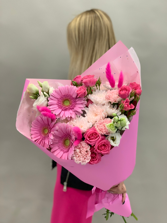 Букет цветов с герберами и эустомой Барби