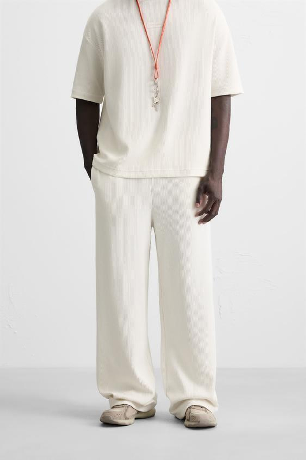 ZARA БРЮКИ-ДЖОГГЕРЫ С ВЕРТИКАЛЬНОЙ ТЕКСТУРОЙ, ЖЕЛТОВАТО-БЕЛЫЙ