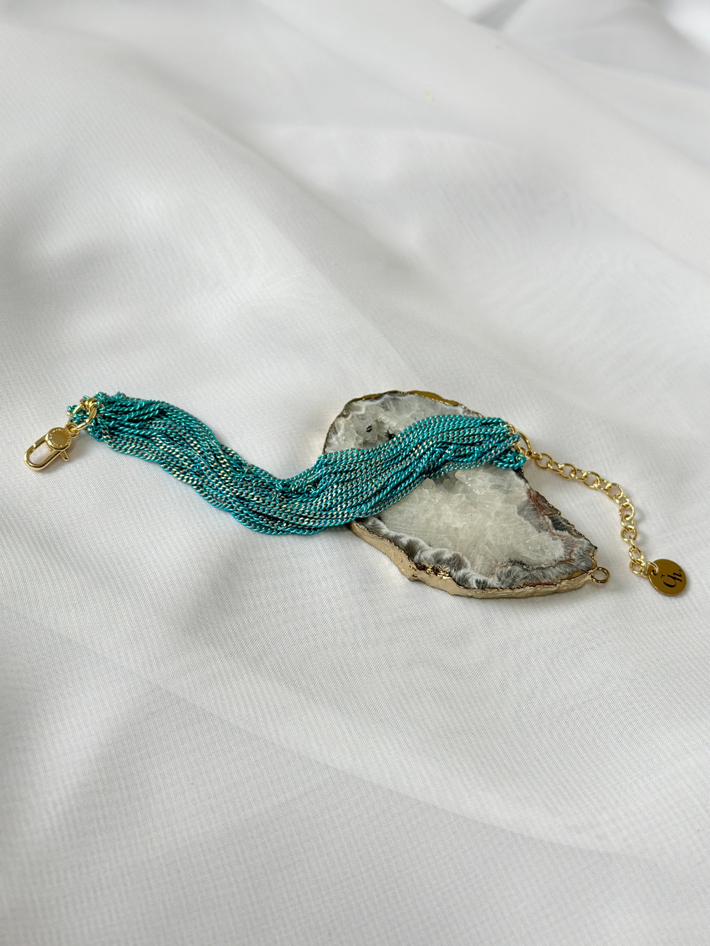 Браслет нити "шелк" бирюзового оттенка с золотым отливом