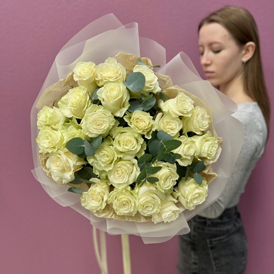 Букет из белых роз с эвкалиптом #26