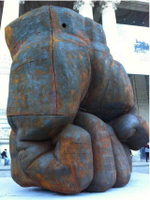 Современная скульптура Кулак 200 см