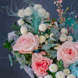 149. Свежий нежный букет с ароматными пионовидными розами