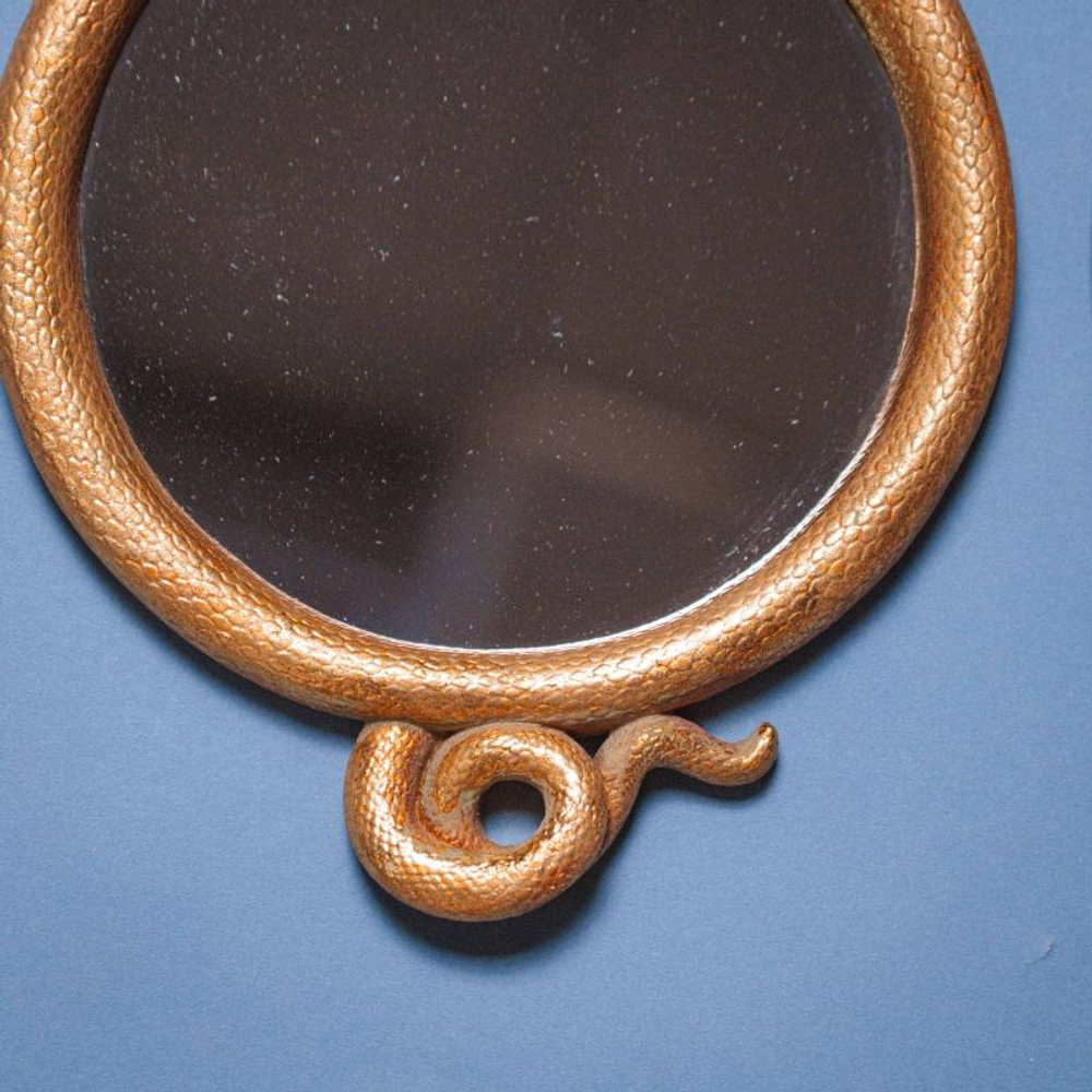 Настенное зеркало в оригинальной раме в виде змеи