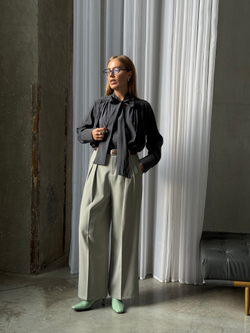 Блуза с бантом серый