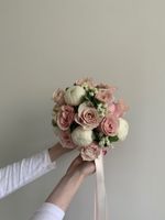 Свадебный букет из пионов, одноголовых роз и эвкалипта