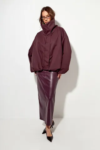Ветровка О-силуэта с высоким воротом винного цвета