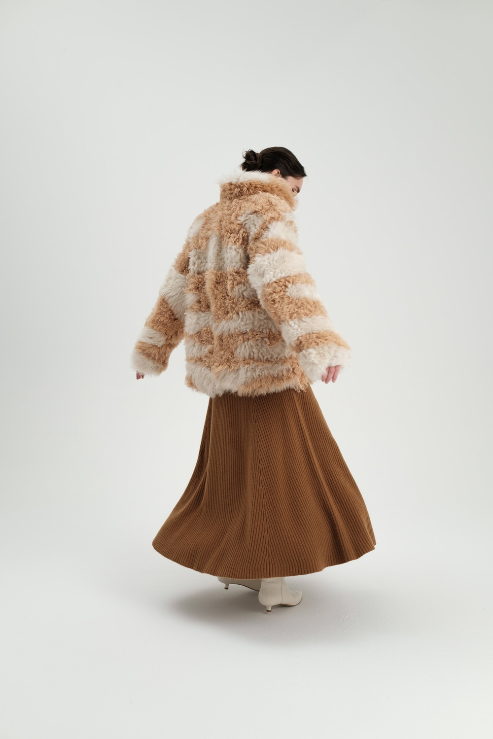 Бело-бежевая шуба из испанской овчины тиградо