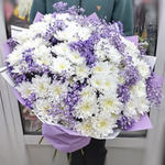 Букет из 13 пушистых хризантем и сиреневой гипсофилы