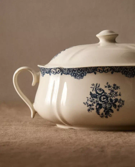 ZARA HOME СЕРВИРОВОЧНАЯ СУПНИЦА ИЗ ФАЯНСА С ЦВЕТОЧНЫМ УЗОРОМ, СИНИЙ