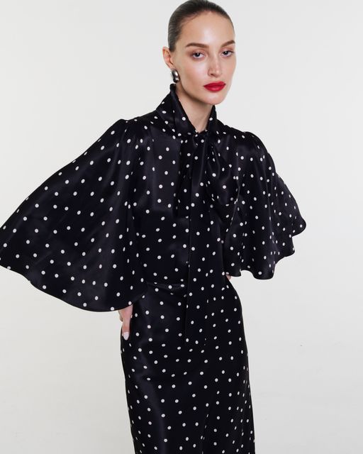 Платье в горох с рукавом фонарик