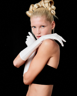 Перчатки из белого бифекса до локтя