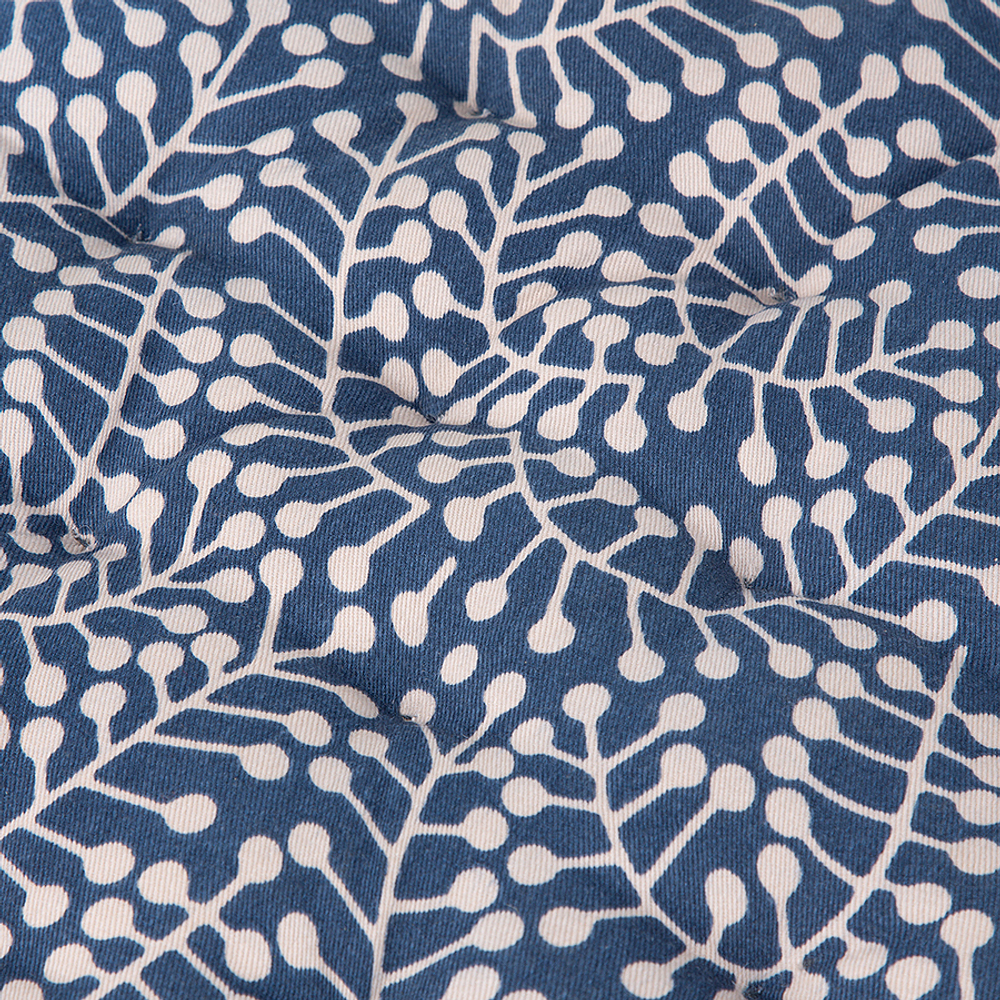 Подушка на стул круглая темно-синего цвета с принтом Спелая Смородина из коллекции scandinavian touch, 40 см