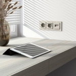 Розетка с заземлением и шторками (дымчатый матовый) W1271104