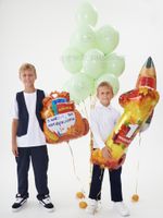 Мальчики с шарами на 1 сентября — рюкзак, цифра 1 и шары с надписями