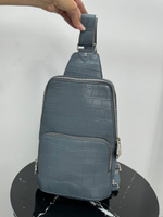 Сумка-слинг Louis Vuitton из кожи крокодила