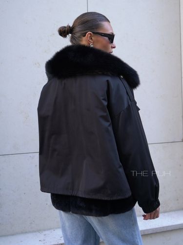 Короткая черная парка на пуху с воротником из натурального меха