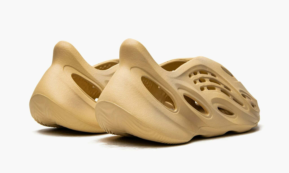 Yeezy Foam RNNR "Desert Sand"