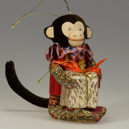 Ёлочная игрушка Обезьяна с подарком