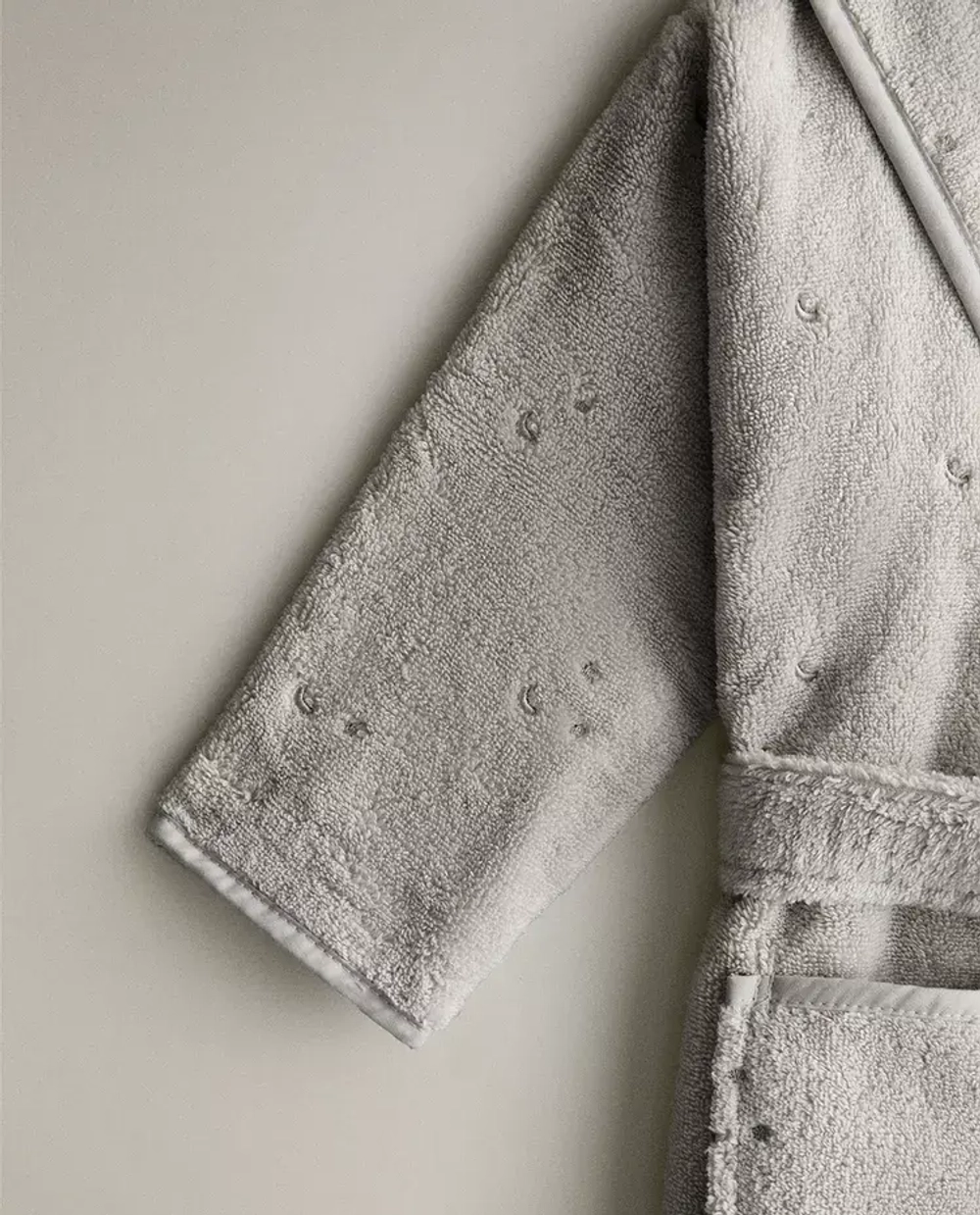 ZARA HOME ДЕТСКИЙ ХАЛАТ СО ЗВЕЗДАМИ И СЕРДЕЧКАМИ, СЕРЫЙ