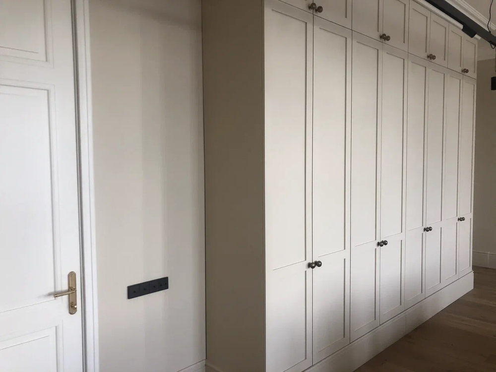 Встроенный белый шкаф с классическими дверцами