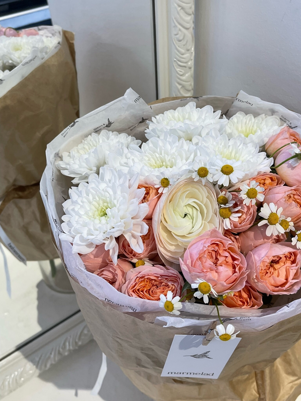 Сборный букет с хризантемой и персиковой кустовой пионовидной розой в оформлении