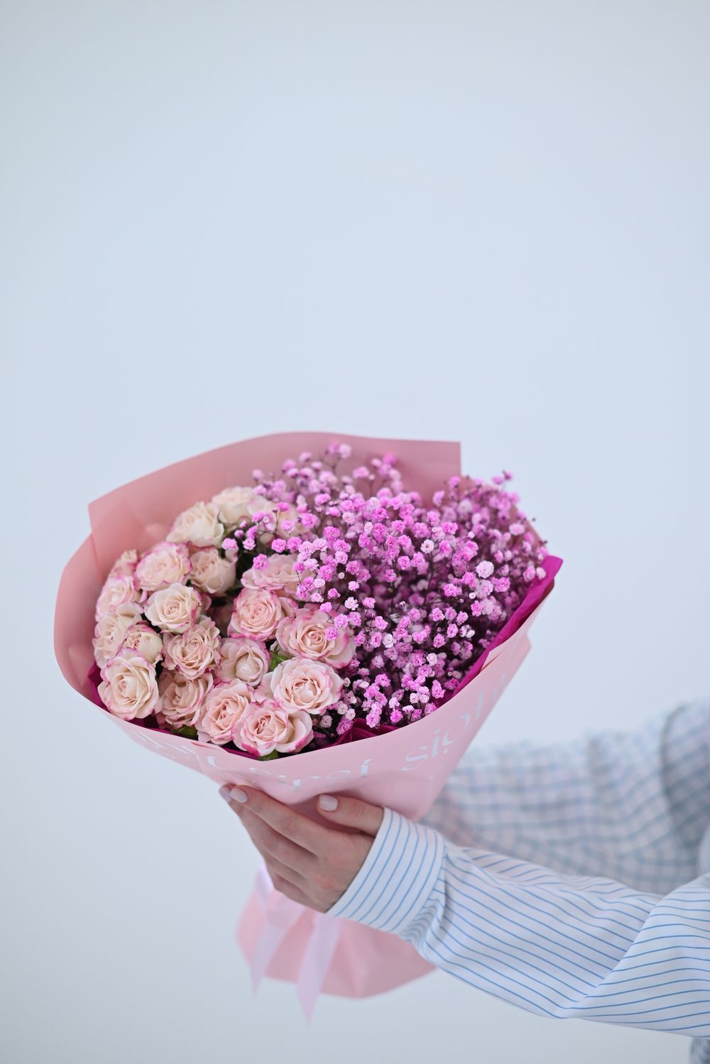 Букет «Весенний дуэт» — розовые кустовые розы и гипсофила