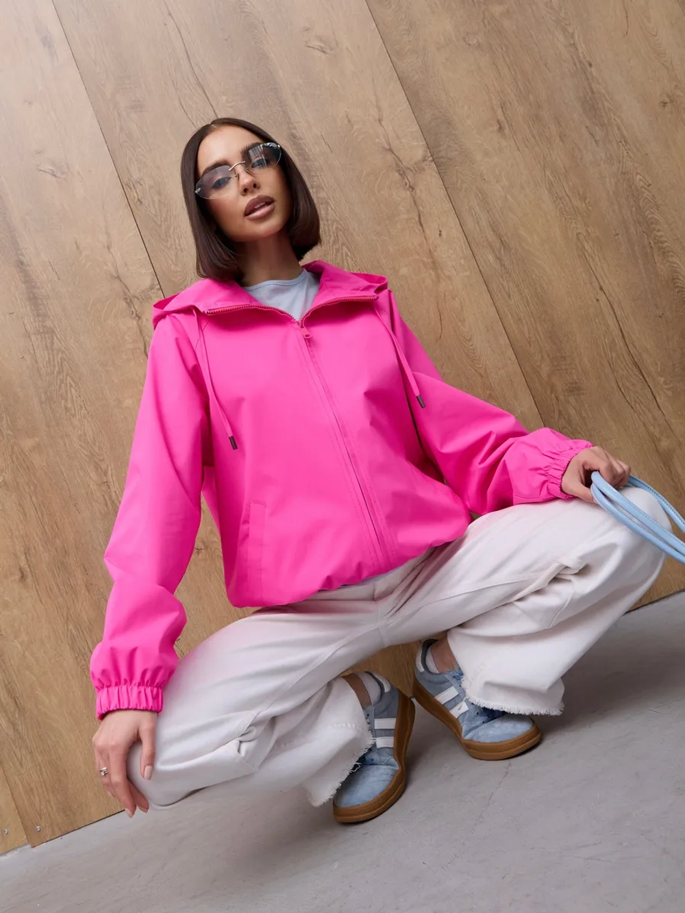 Ветровка с капюшоном