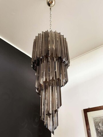 Эффектная подвесная люстра с каскадом вытянутых стеклянных подвесок в дымчатом оттенке.
