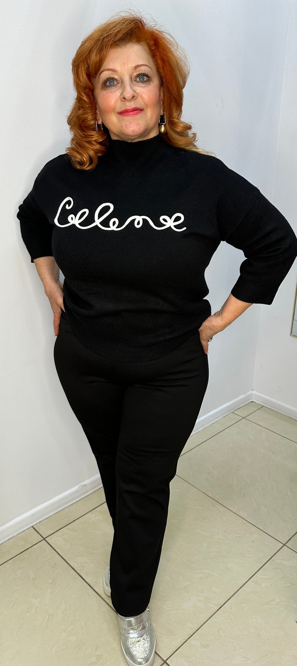 Однотонный черный джемпер с белой надписью