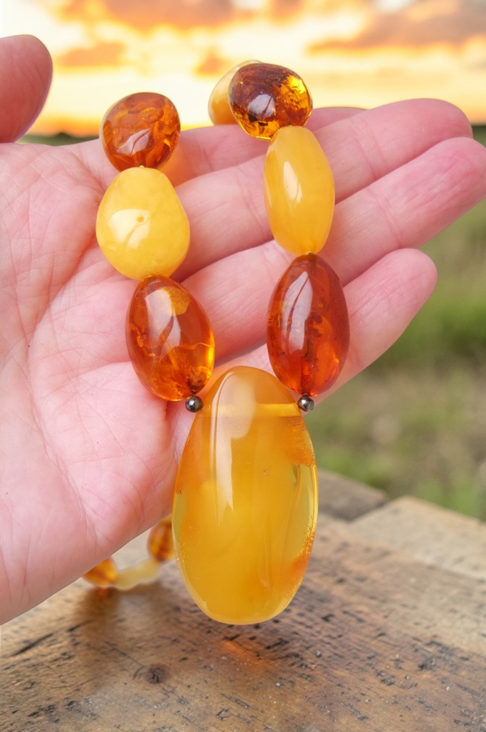 Крупное украшение на шею из янтаря