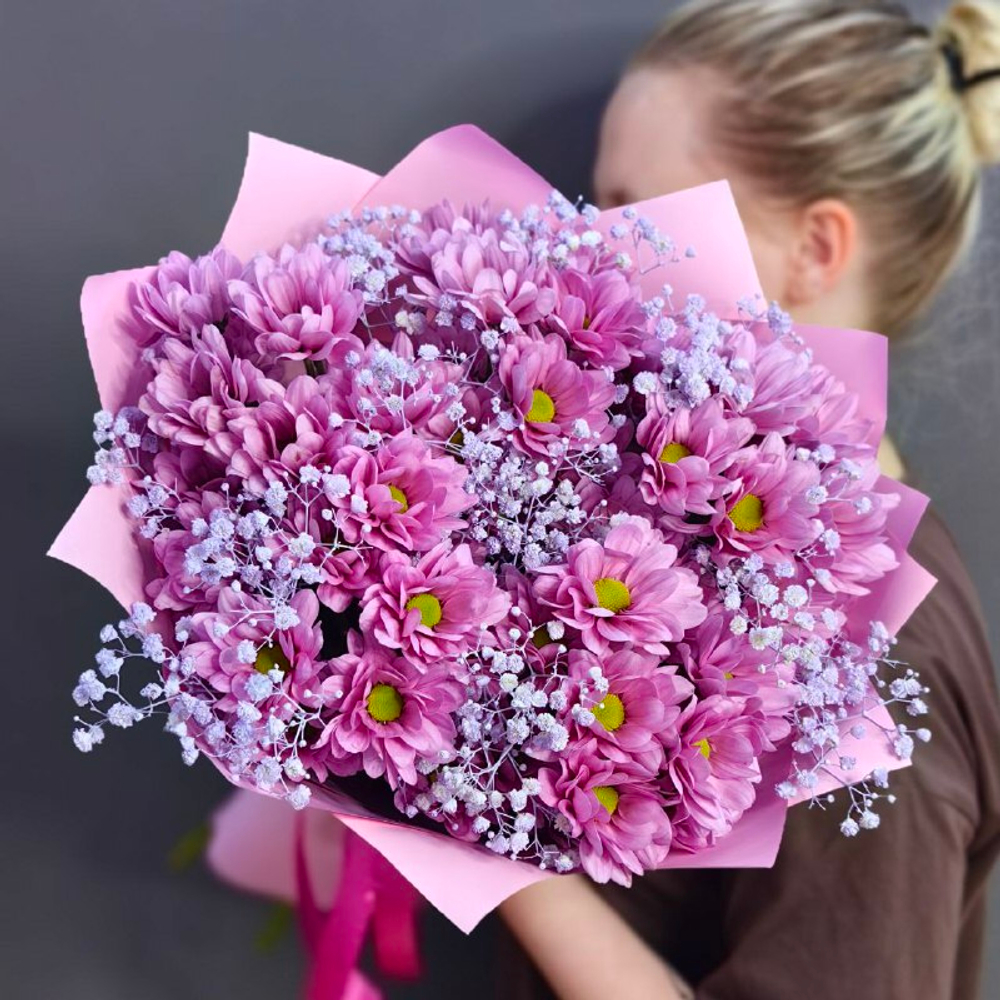 Букет из 5 кустовых хризантем сорта "BALLERINAS" и гипсофилы цвета "LAVANDER"