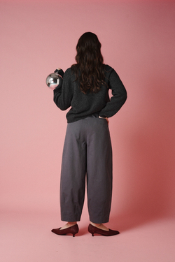 Брюки-бананы из хлопка графитового цвета