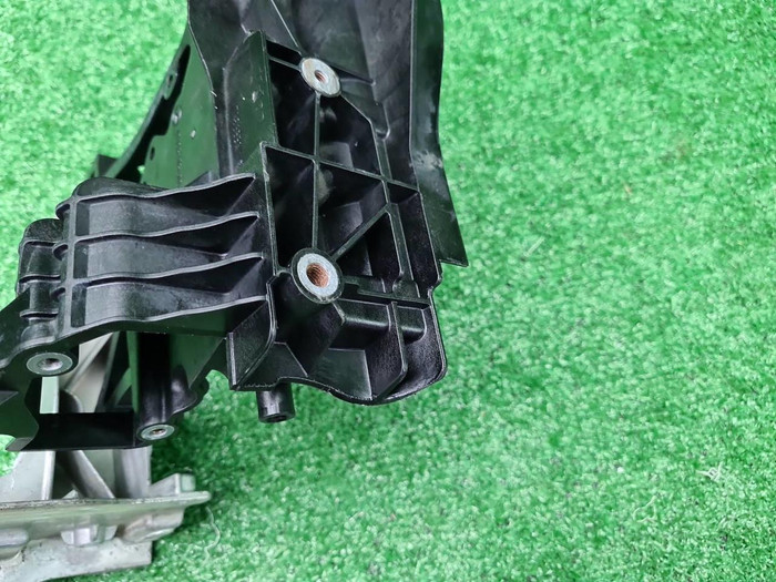 Кронштейн передней панели Mercedes E W213 (16-23)