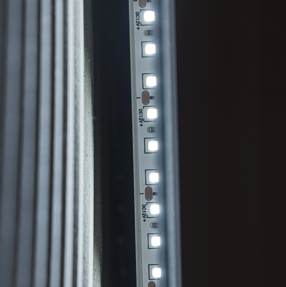 Зеркало с подсветкой Джобс lite 50 х 70 см (сенсорный выключатель, регулировка яркости, холодный свет 6000K)