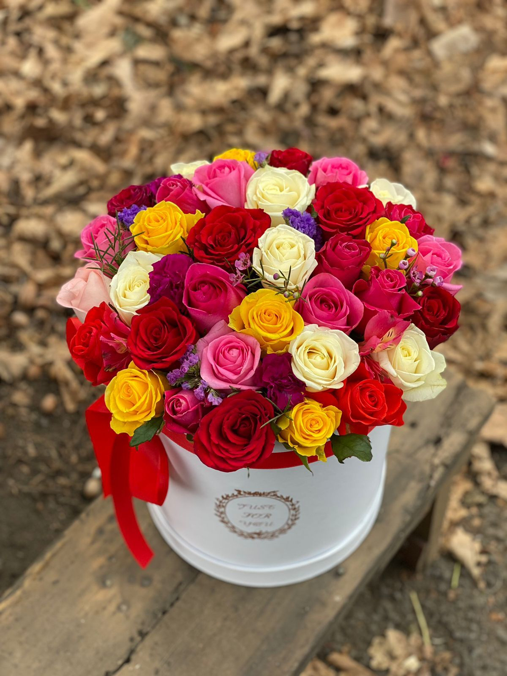 45 разноцветных роз в коробке