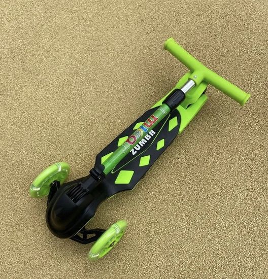 Самокат трехколесный со светящимися колесами Micar Zumba 2022 чёрный, зеленый